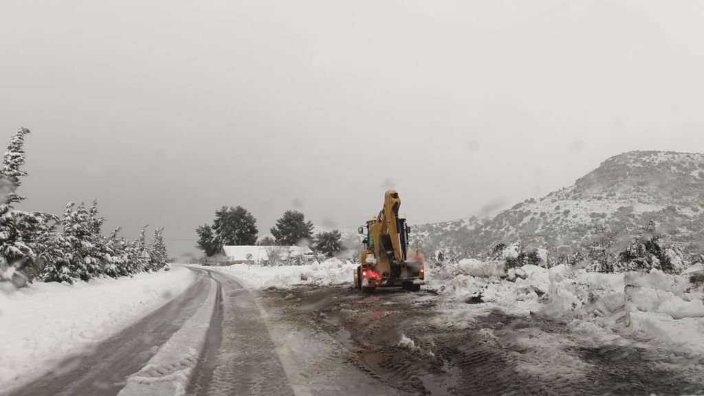 Un quitanieve en la carretera