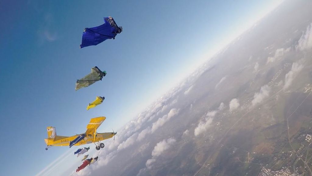 Juan Arenas, el ‘hombre pájaro’ que vuela a 240 kilómetros por hora