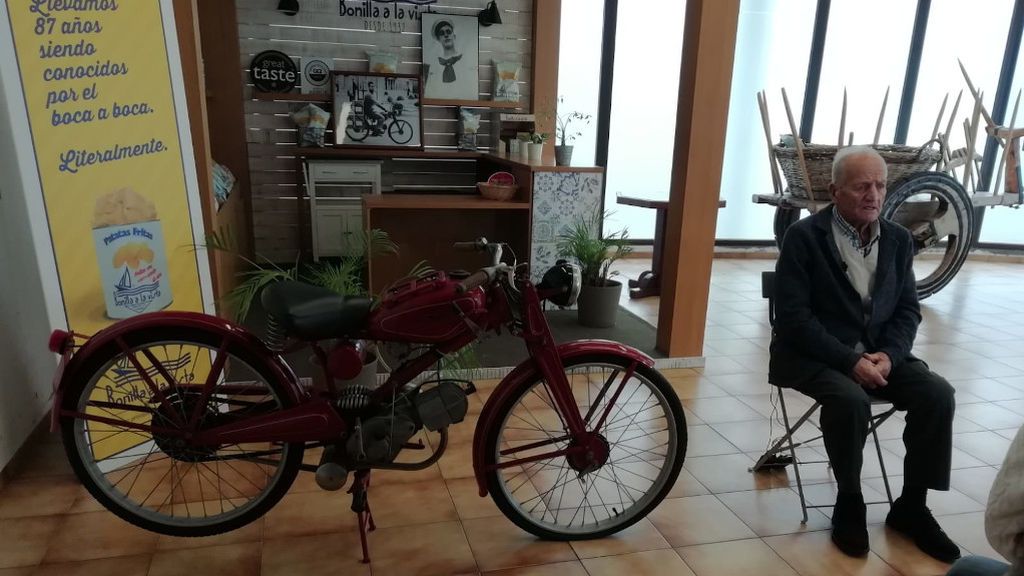 patatas César Bonilla es el hijo del fundador y actual gerente de la empresa