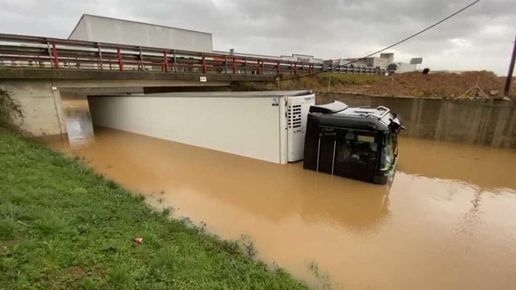 Un trailer atrapado en Villamalla