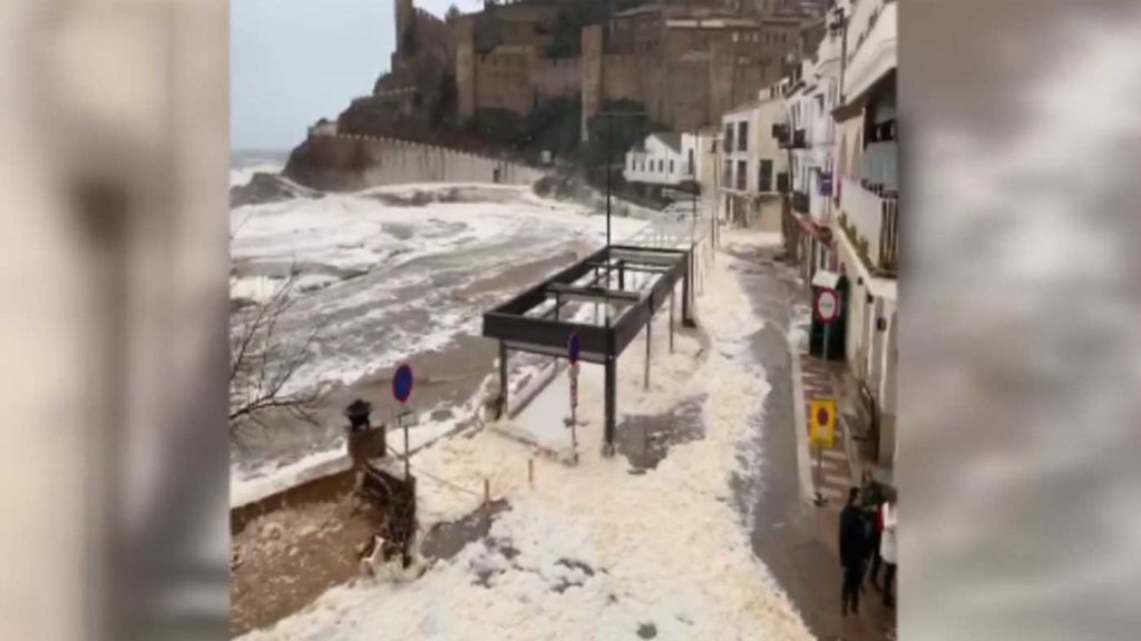 La espuma de mar invade Tossa de Mar