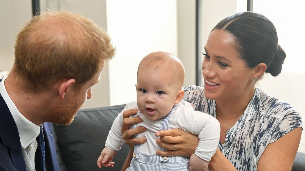 Los Duques de Sussex empiezan su nueva vida en Vancouver: Meghan pasea con su bebé y Harry ya ha aterrizado
