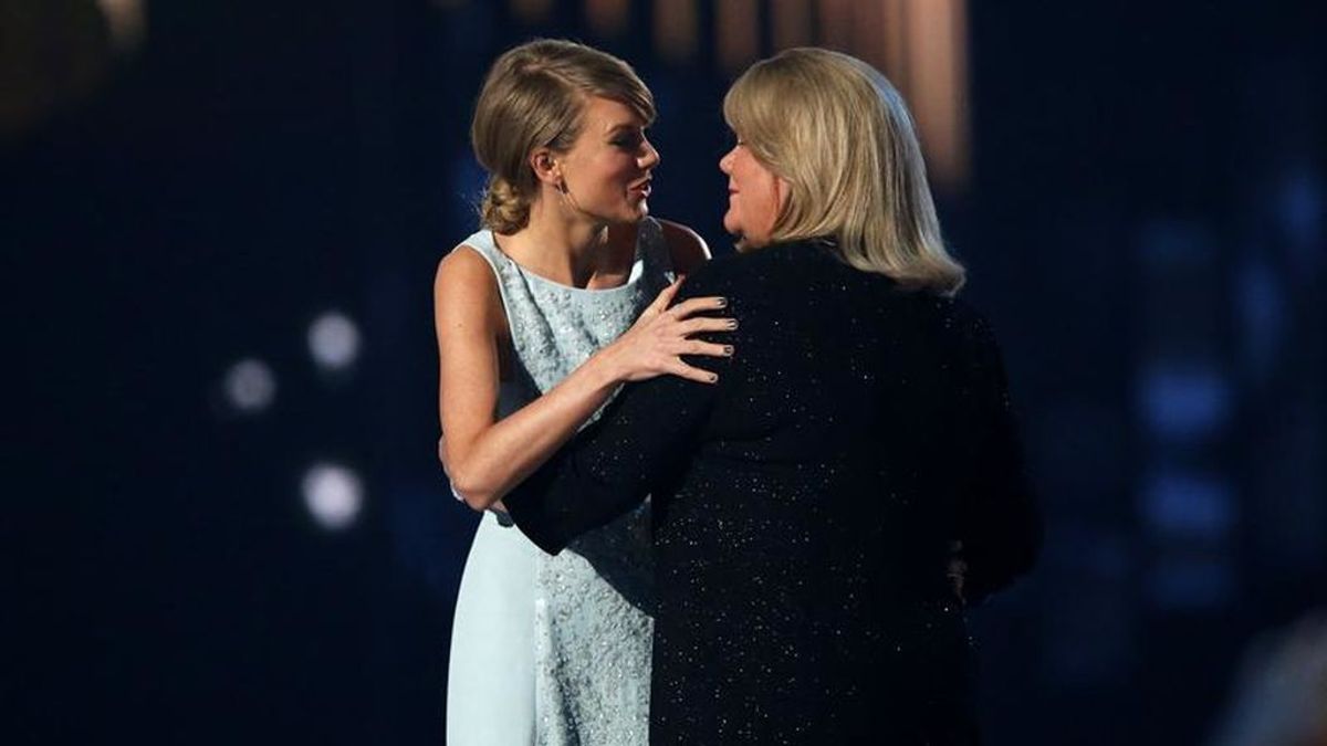 Taylor Swift revela que su madre padece un tumor cerebral: su gira de conciertos se acotará