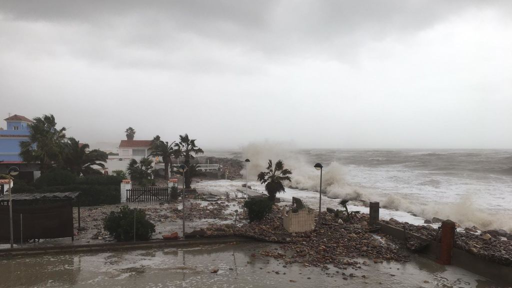 Las olas rompen contra las casas en Moncofar, Castellón