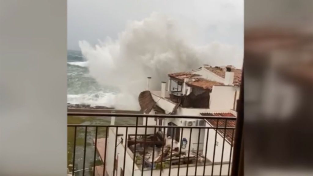 Olas gigantescas de más de 14 metros engullen las viviendas en la primera línea de playa en Mallorca