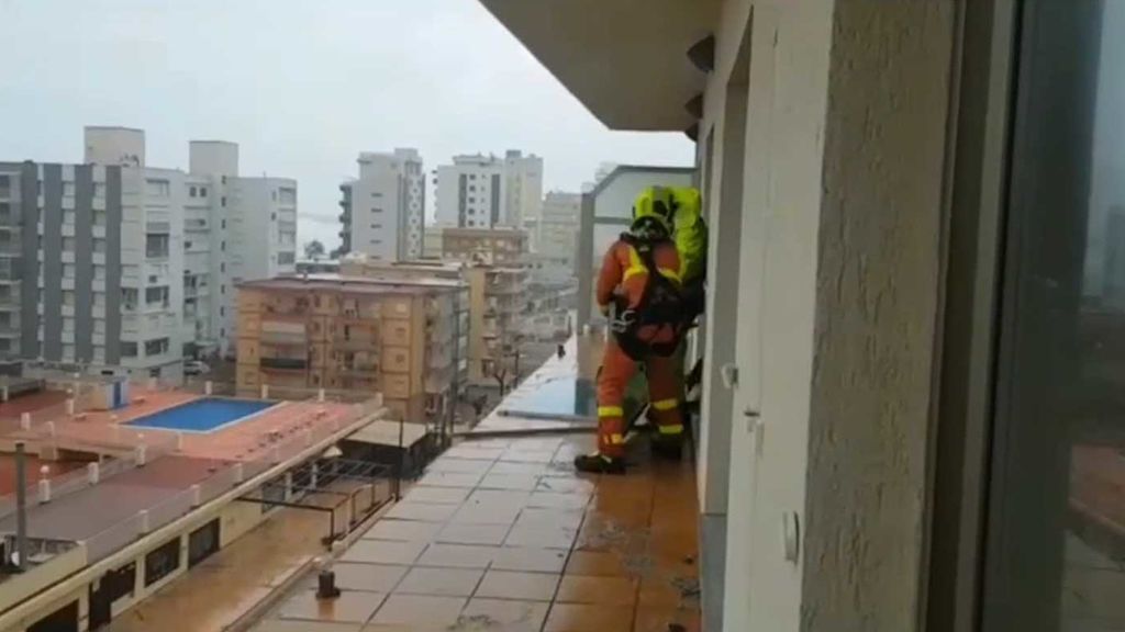 El viento arranca una barandilla de un balcón de Gandía