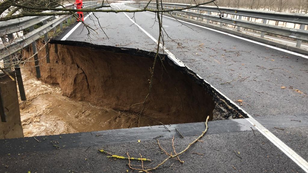 Daños en una carretera por el temporal Gloria