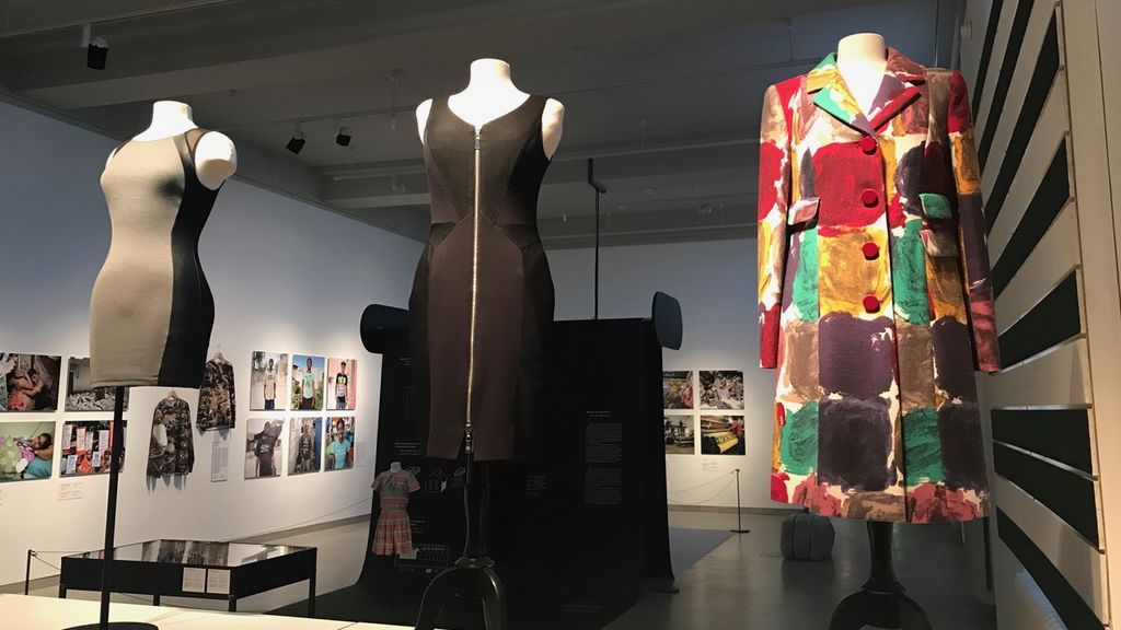 Ejemplos de ropa en la exposición 'Fast-Fashion'.
