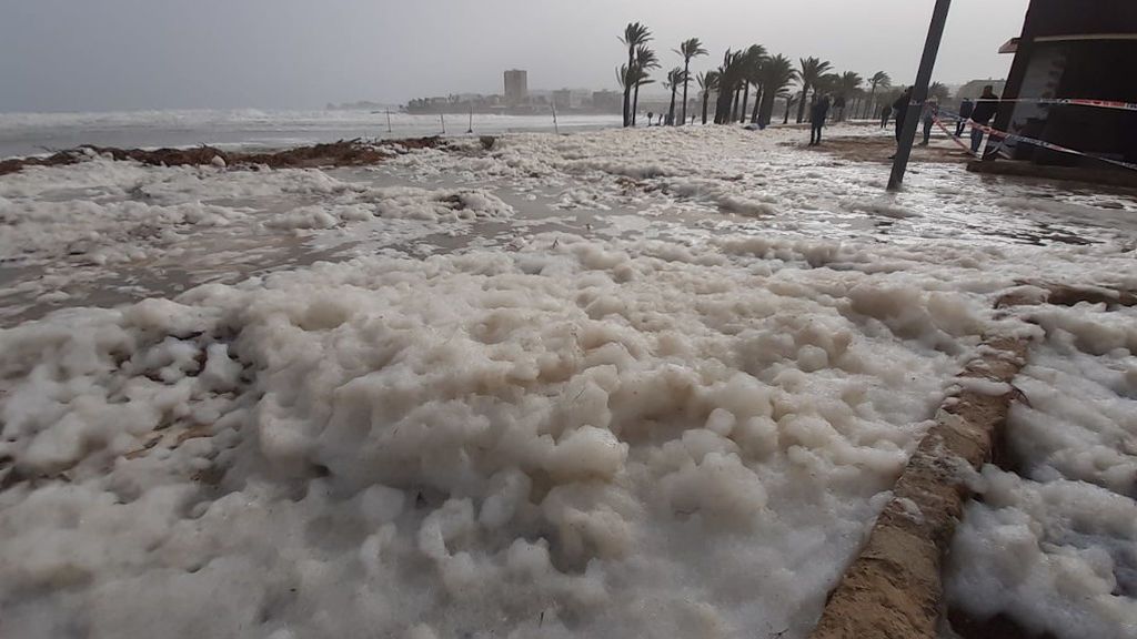 El paseo marítimo de Jávea se llena de espuma