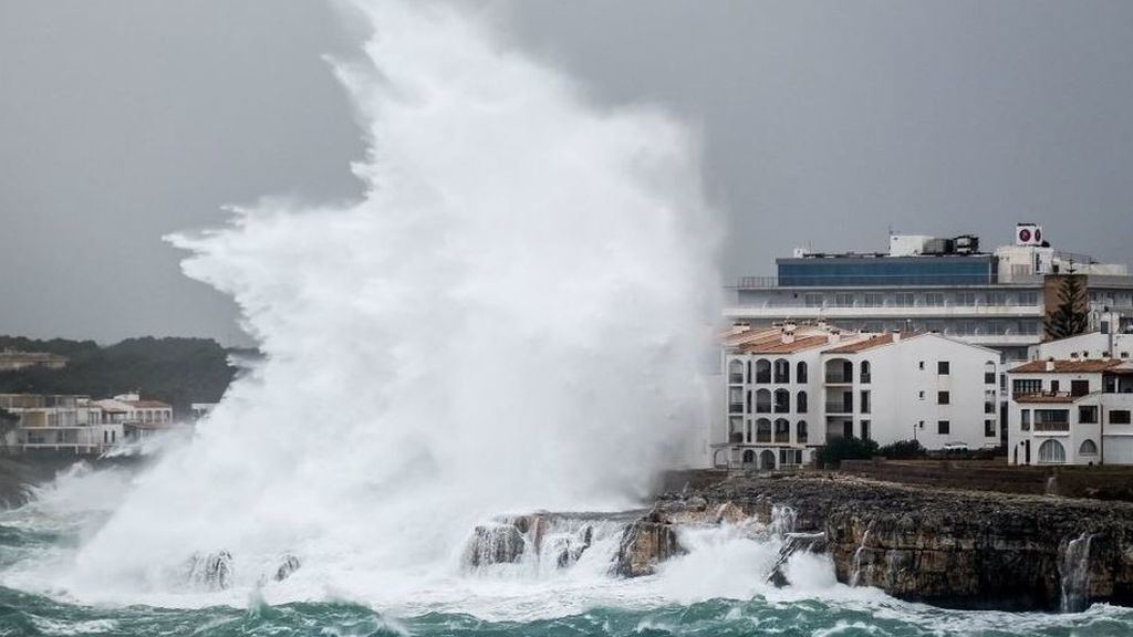 Temporal marítimo extremo: una ola pasa por encima de un edificio en Mallorca
