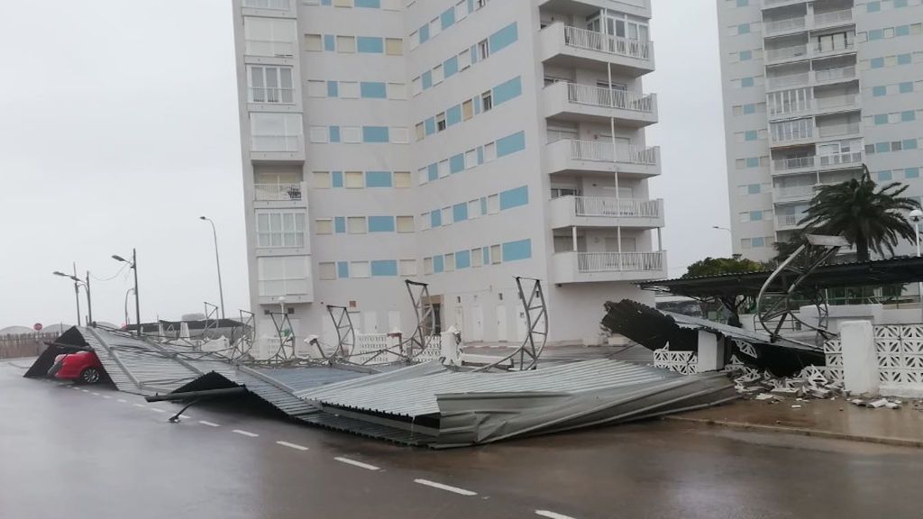 Una plancha metálica cae sobre coches aparcados en El Perellonet