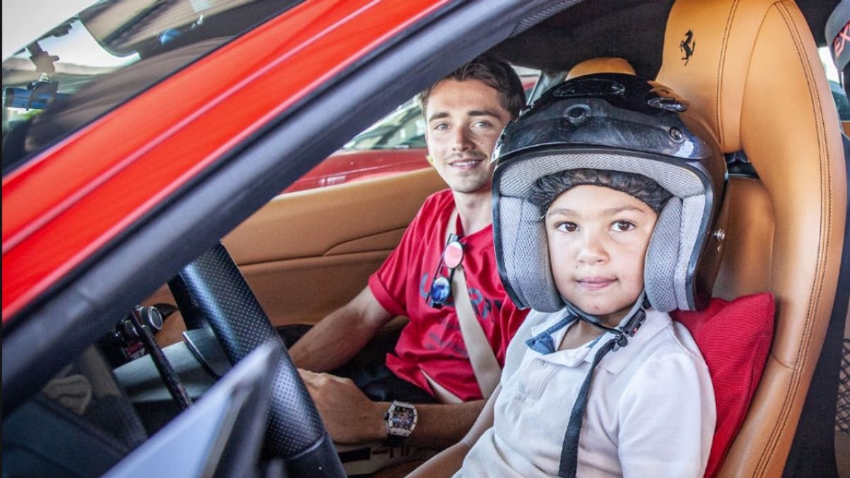 Un niño de seis años conduce un Ferrari 488 GTB de 700 caballos con Lecrerc de copiloto