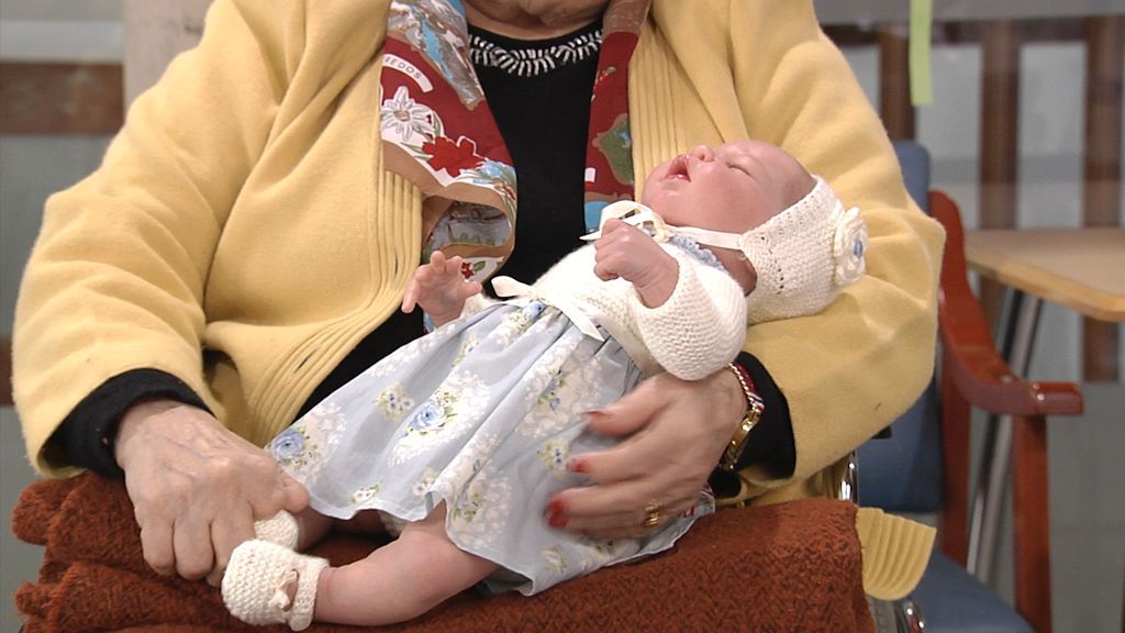 Los ‘babies reborn’, la mejor terapia para los enfermos de Alzheimer: “los conectan con su entorno”
