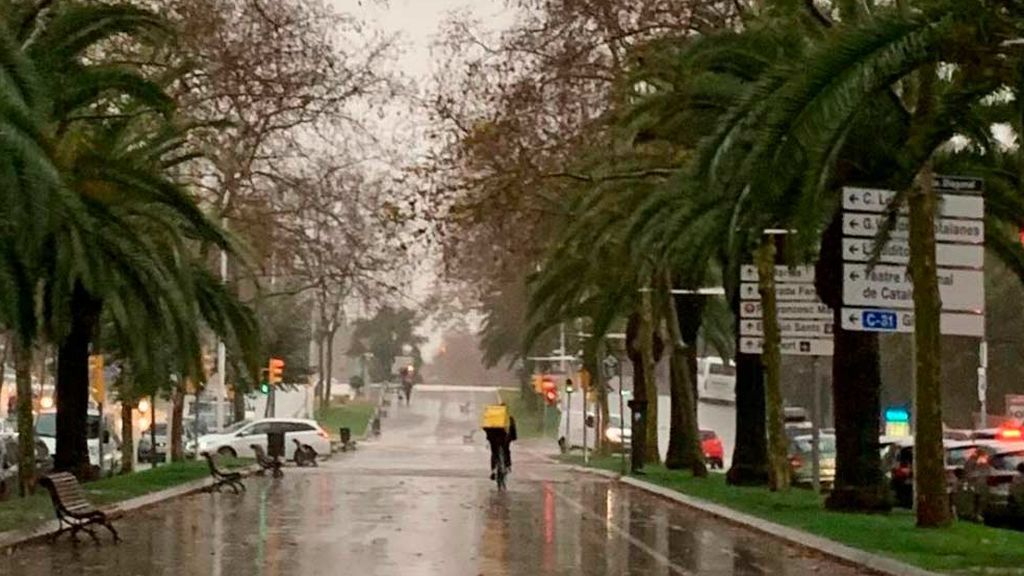 Rider de Glovo por las calles de Barcelona durante el temporal