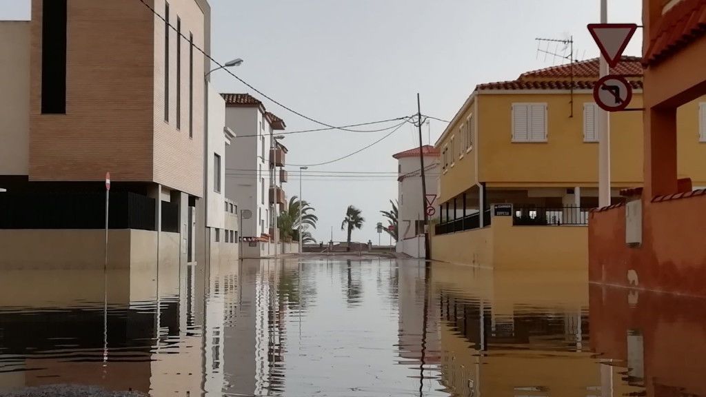 Calles en cuarta línea de playa aún inundadas en Moncofa