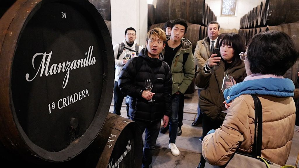 El grupo ante una bota de Manzanilla