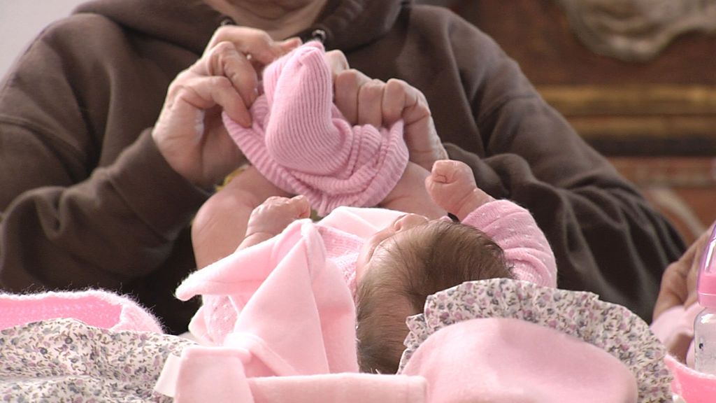 Los ‘babies reborn’, la mejor terapia para los enfermos de Alzheimer: “los conectan con su entorno”