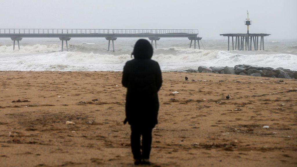 La borrasca Gloria arrasa las playas del litoral catalán en el peor temporal de los últimos 20 años