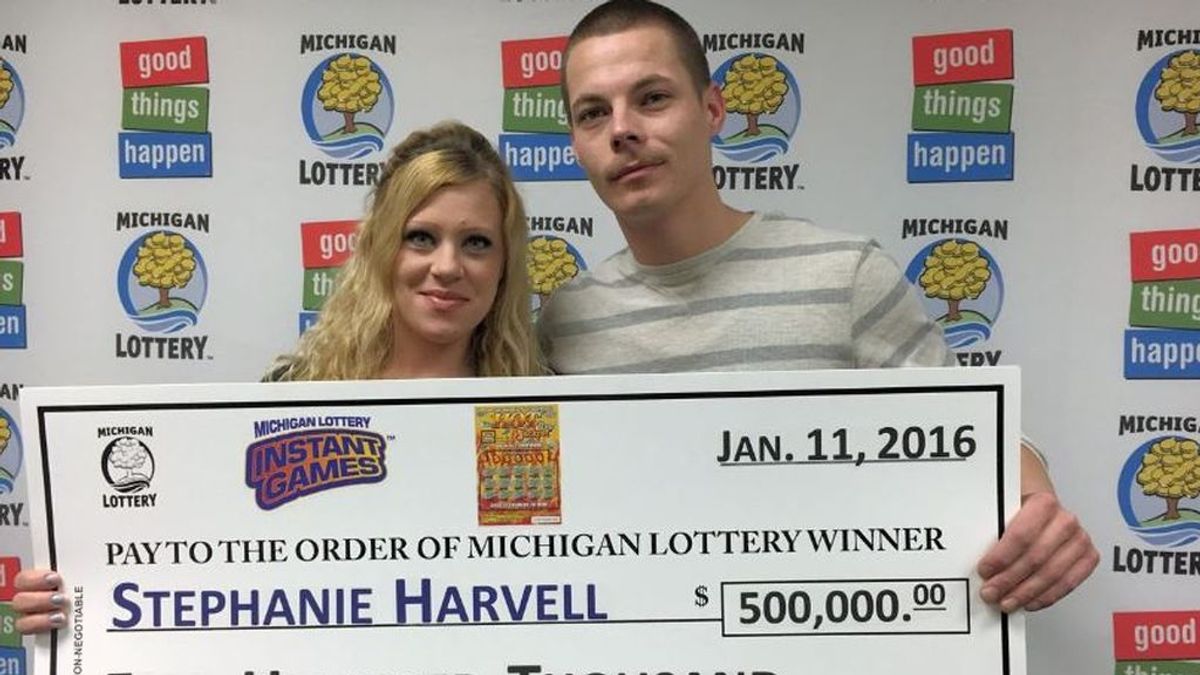 Gana medio millón en un ‘rasca y gana’ y se declara culpable de dos robos en Michigan