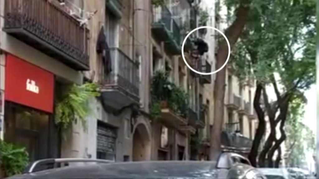 Las imágenes del supuesto asesino múltiple descolgándose de un balcón en Barcelona