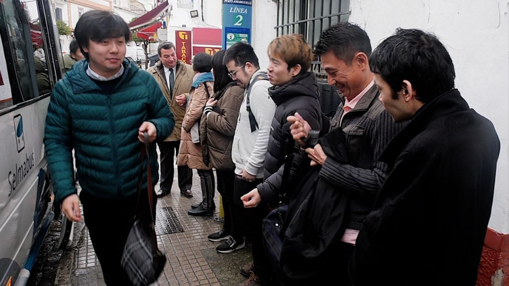 El grupo de venenciadores japoneses a su llegada a Sanlucar de Barrameda