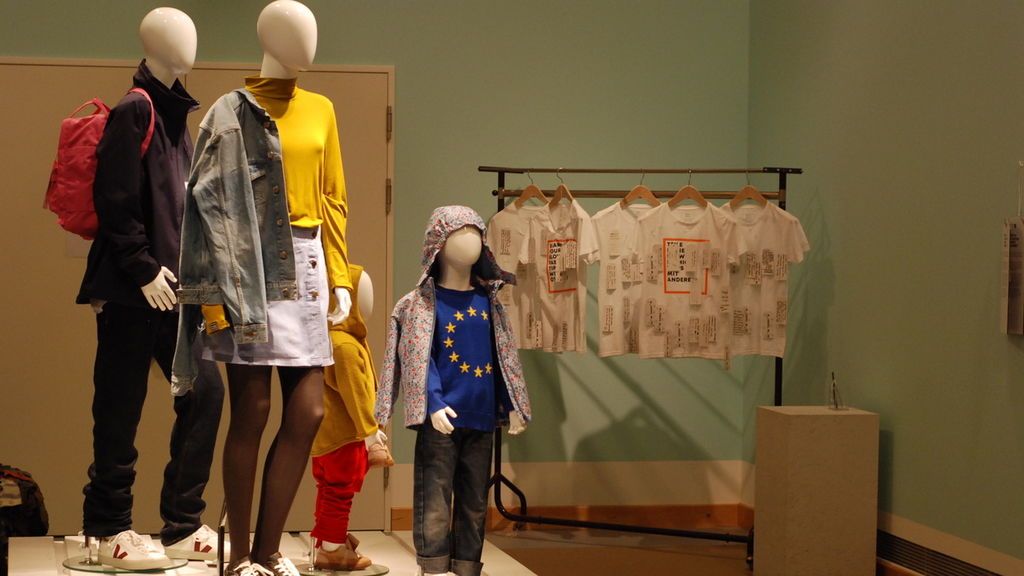 Una 'familia' vestida con ropa slow-fashion.
