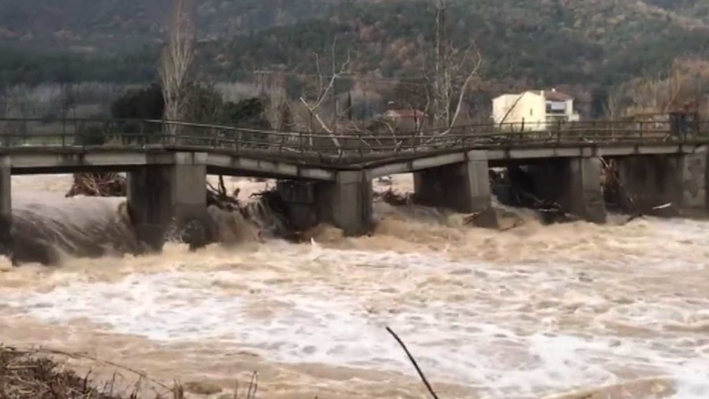 El río Ter a punto de desbordarse a su paso por Angels