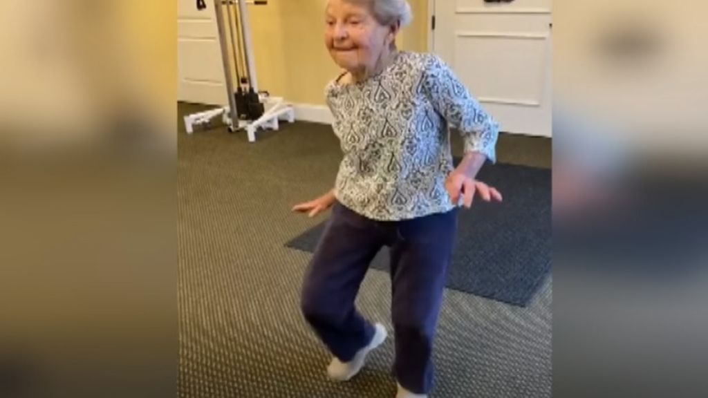 Una anciana, de 91 años, celebra bailando que ha acabado su tratamiento médico