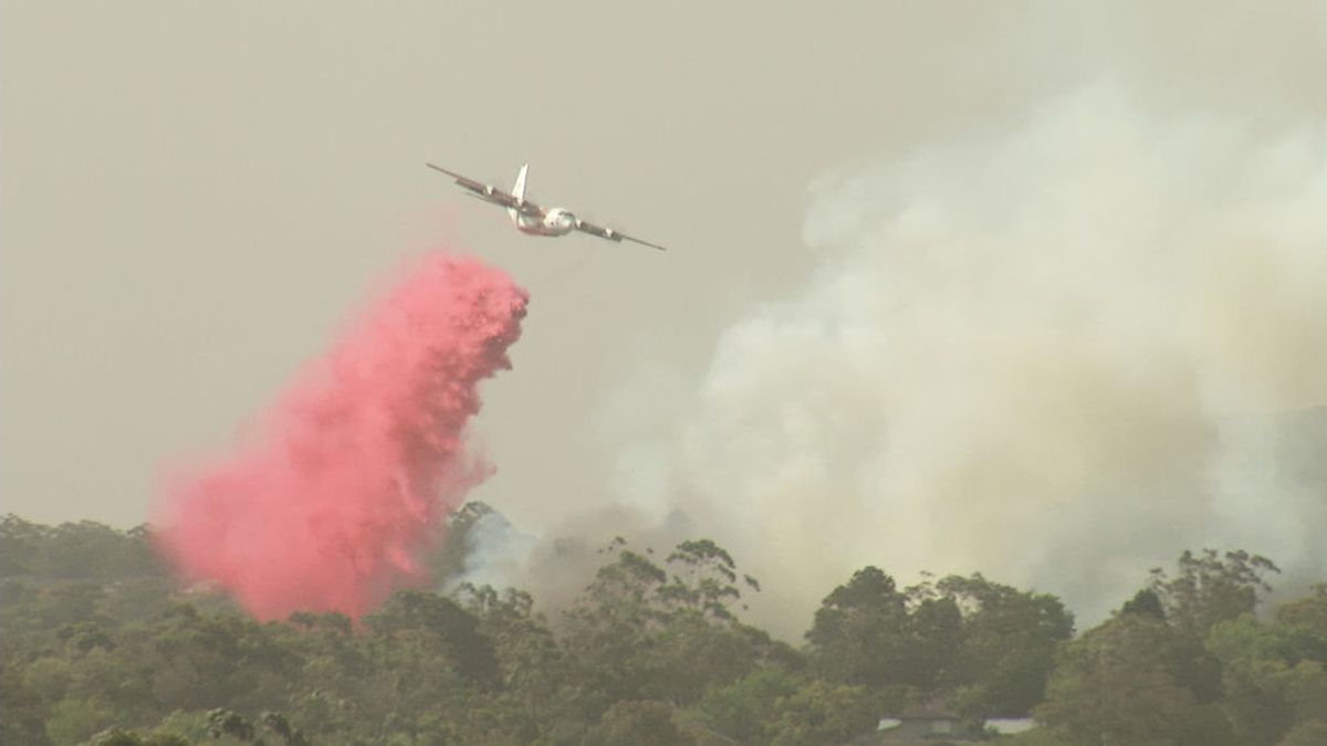 Mueren tres bomberos al estrellarse el avión cisterna con el que luchaban contra las llamas Mueren tres bomberos al estrellarse el avión cisterna con el que luchaban contra las llamas