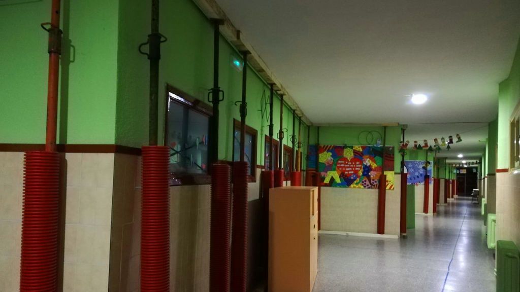 Los pasillos de la escuela están llenos de hierros