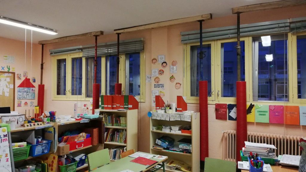 Temor tras el apuntalamiento de un colegio en Sarria: “Hay grietas de siete centímetros en las paredes” Temor tras el apuntalamiento de un colegio en Sarria: “Hay grietas de siete centímetros en las paredes”