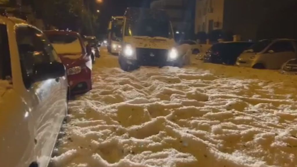 Caos en Málaga por una sorprendente gran granizada que cubre la ciudad de blanco en media hora