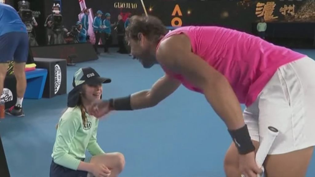 Rafa Nadal le da un beso a una recogepelotas tras darle un pelotazo en la cara