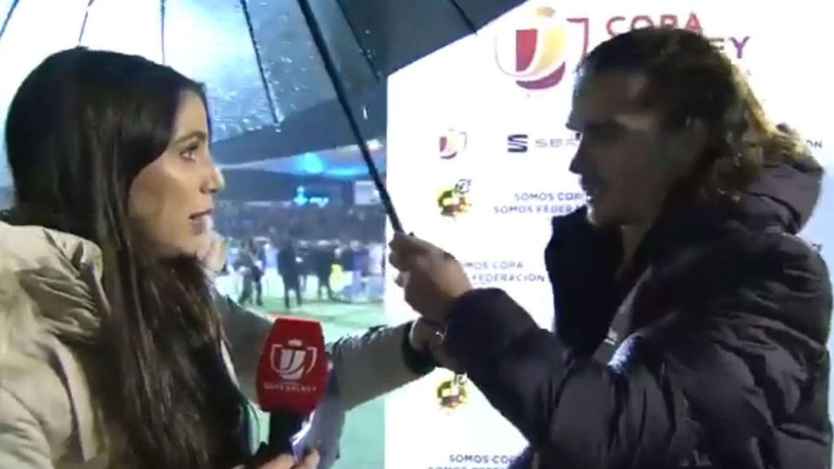 El cortés gesto de Griezmann con la periodista que le entrevistaba y le cedió su paraguas bajo la lluvia: "No, para ti"