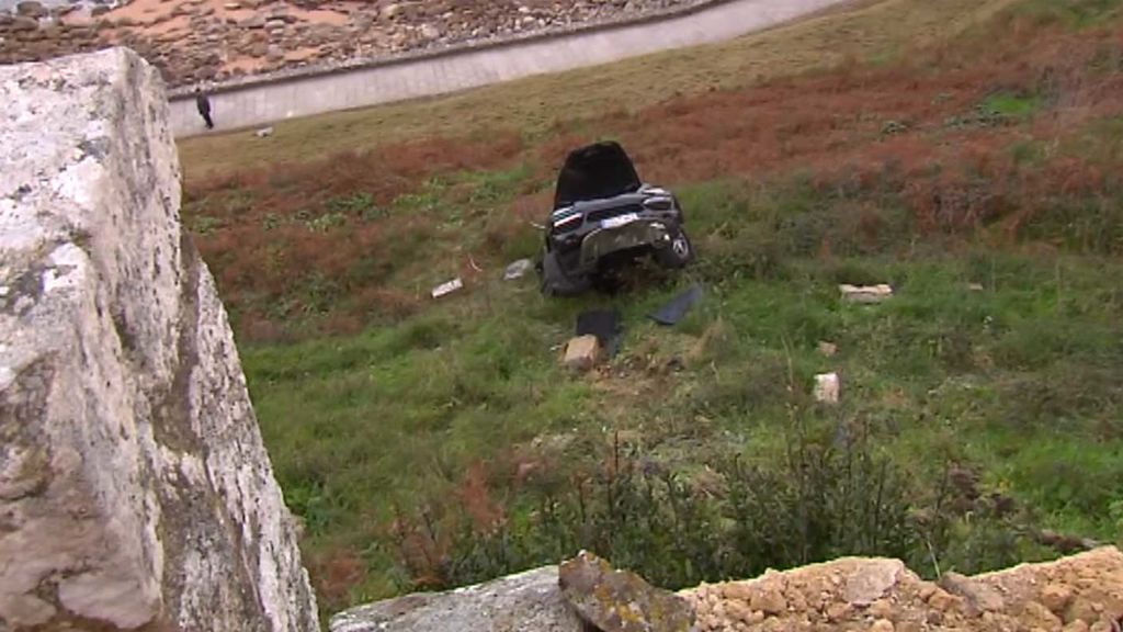 Salen ilesos tras caer con su coche por una colina durante 20 metros en Baiona