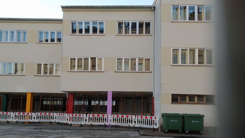El patio del colegio se encuentra completamente apuntalado