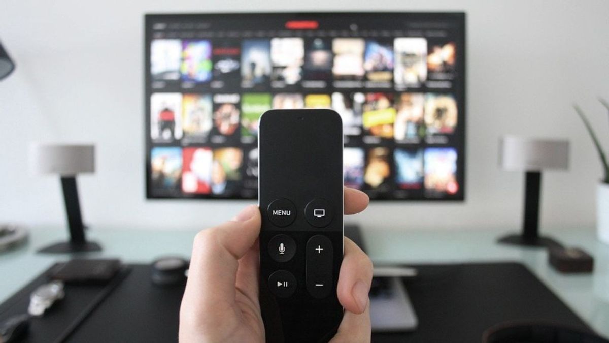 Ver media hora de una serie en la televisión contamina más que conducir 6 kilómetros según un estudio Ver media hora de una serie en la televisión contamina más que conducir 6 kilómetros según un estudio
