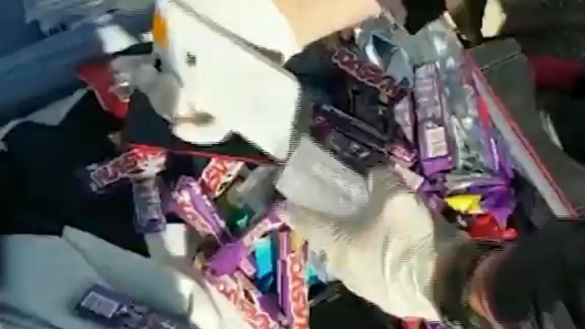 Los Mossos recuperan 44 móviles robados escondidos en envoltorios de chocolatinas Los Mossos recuperan 44 móviles robados escondidos en envoltorios de chocolatinas