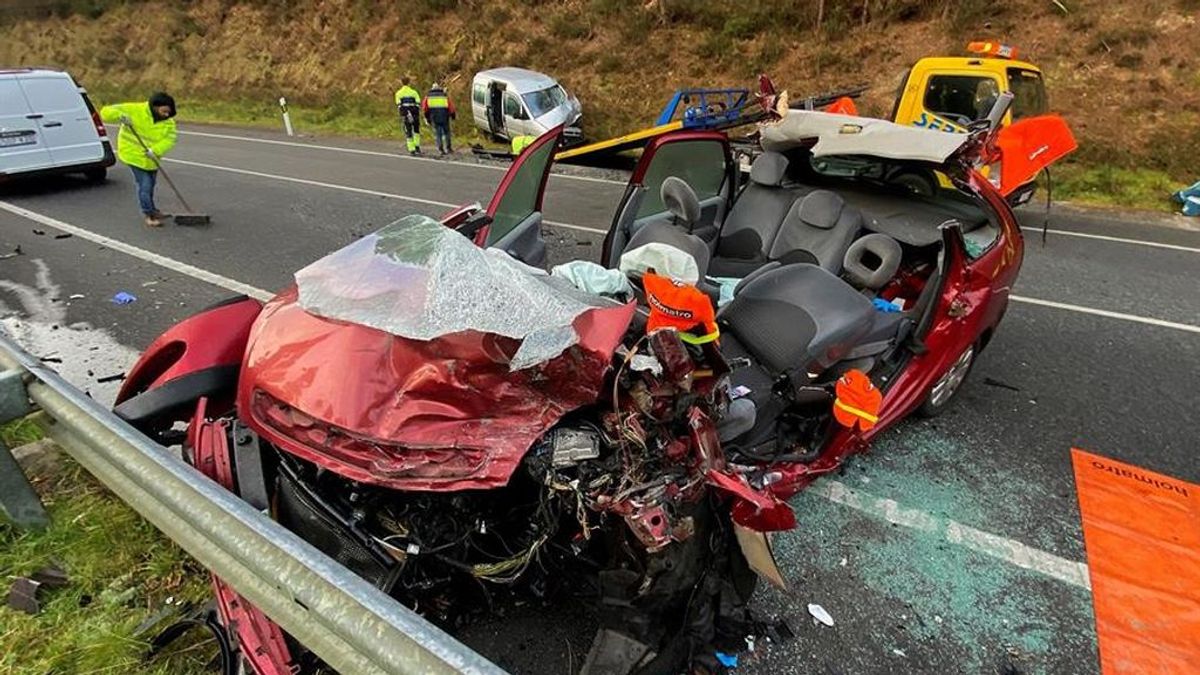 Muere una mujer en el choque frontal de dos coches en  una carretera de Caldas de Reis