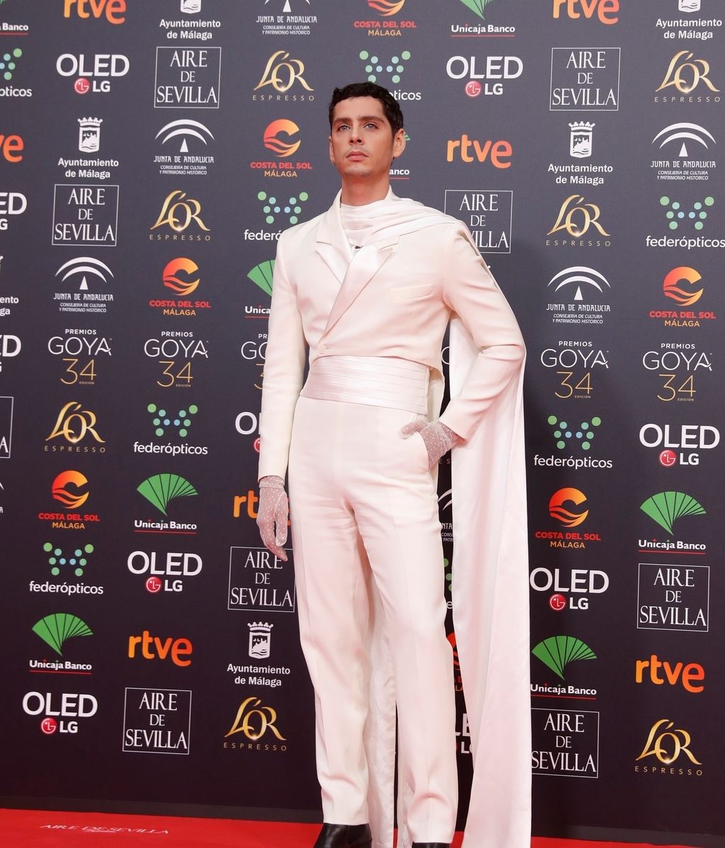 Eduardo Casanova en la alfombra roja de los Premios Goya 2020