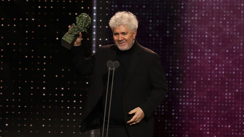 Pedro Almodóvar, con el Goya de 'Dolor y gloria' al mejor guion. Pedro Almodóvar, con el Goya de 'Dolor y gloria' al mejor guion.