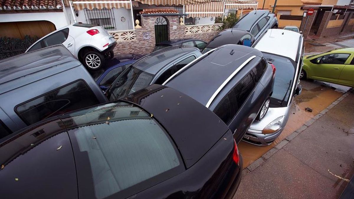 Un colegio inundado, coches a la deriva y bajos destrozados: los daños del temporal en Málaga