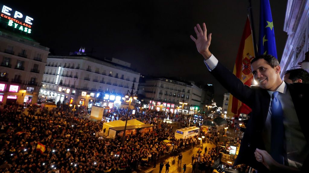 “Libertad”: el grito con el que miles de venezolanos han recibido a Juan Guaidó en la Puerta del Sol