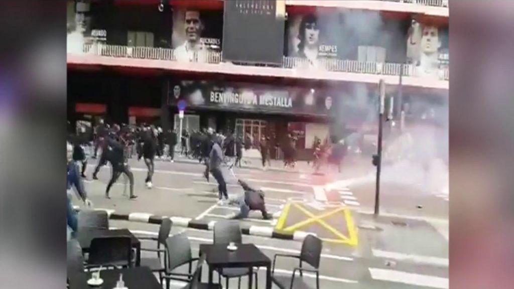 El miedo de los vecinos en plena pela entre ultras del Valencia y del Barça: "Cierra, Diego, cierra"