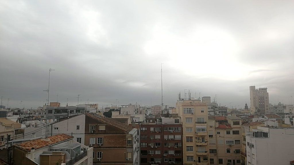 Valencia activa el protocolo de contaminación por polvo africano tras subir sus niveles por la borrasca Valencia activa el protocolo de contaminación por polvo africano tras subir sus niveles por la borrasca