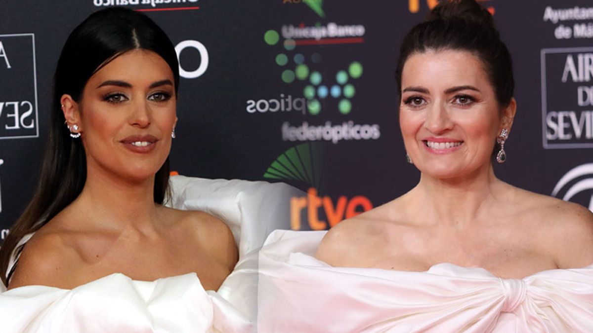 Coincidencia en la alfombra roja de los Goya: Silvia Abril y Dulceida, casi idénticas con su vestido blanco de volantes