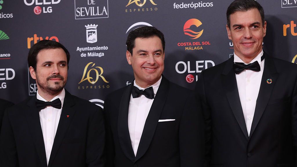 El ministro de Consumo, Alberto Garzón; el presidente de la Junta de Andalucía, Juanma Moreno, y el presidente del Gobierno, Pedro Sánchez.