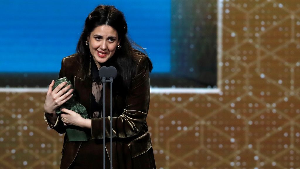 La realizadora Belén Funes tras recibir el premio a mejor dirección novel por su trabajo 'La hija de un ladrón'