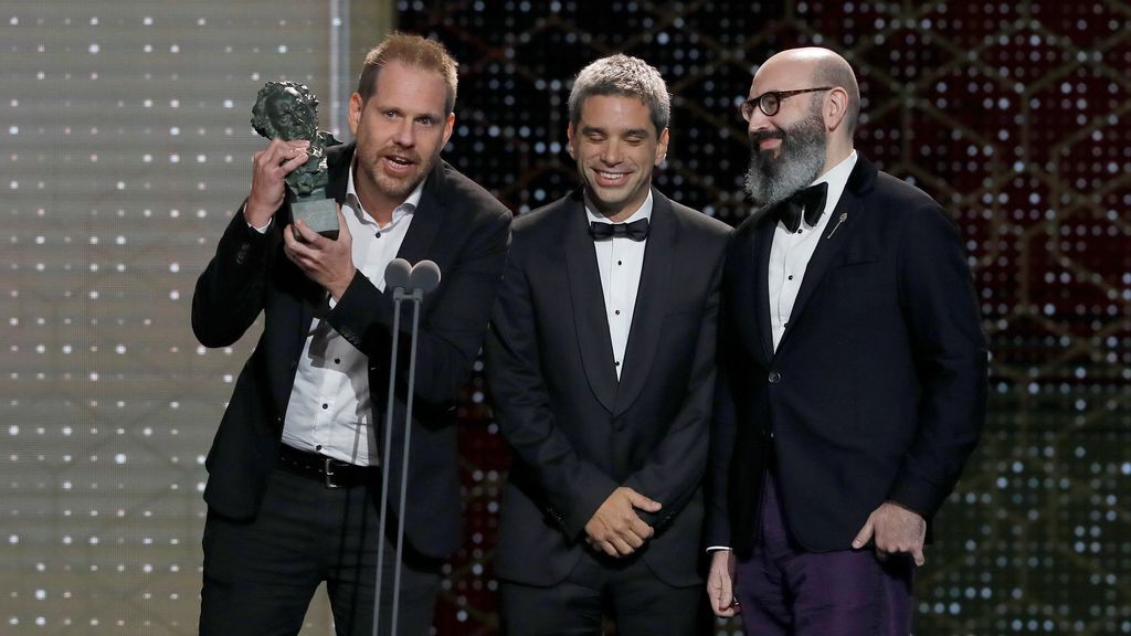 Los realizadores de la película argentina 'La odisea de los giles' tras recibir el premio a mejor película iberoamericana