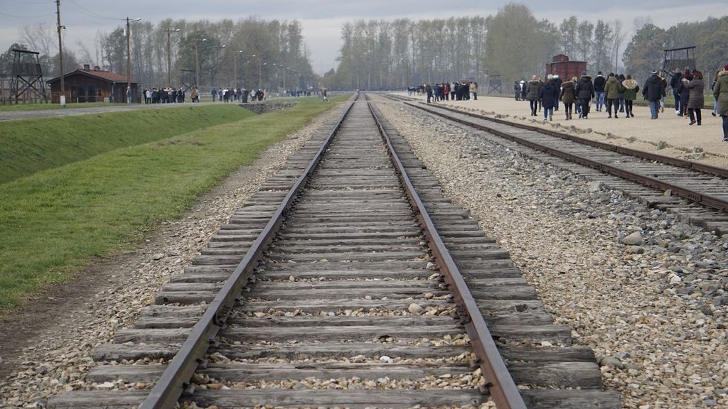 Las vías de Birkenau y los árboles de las cámaras de gas